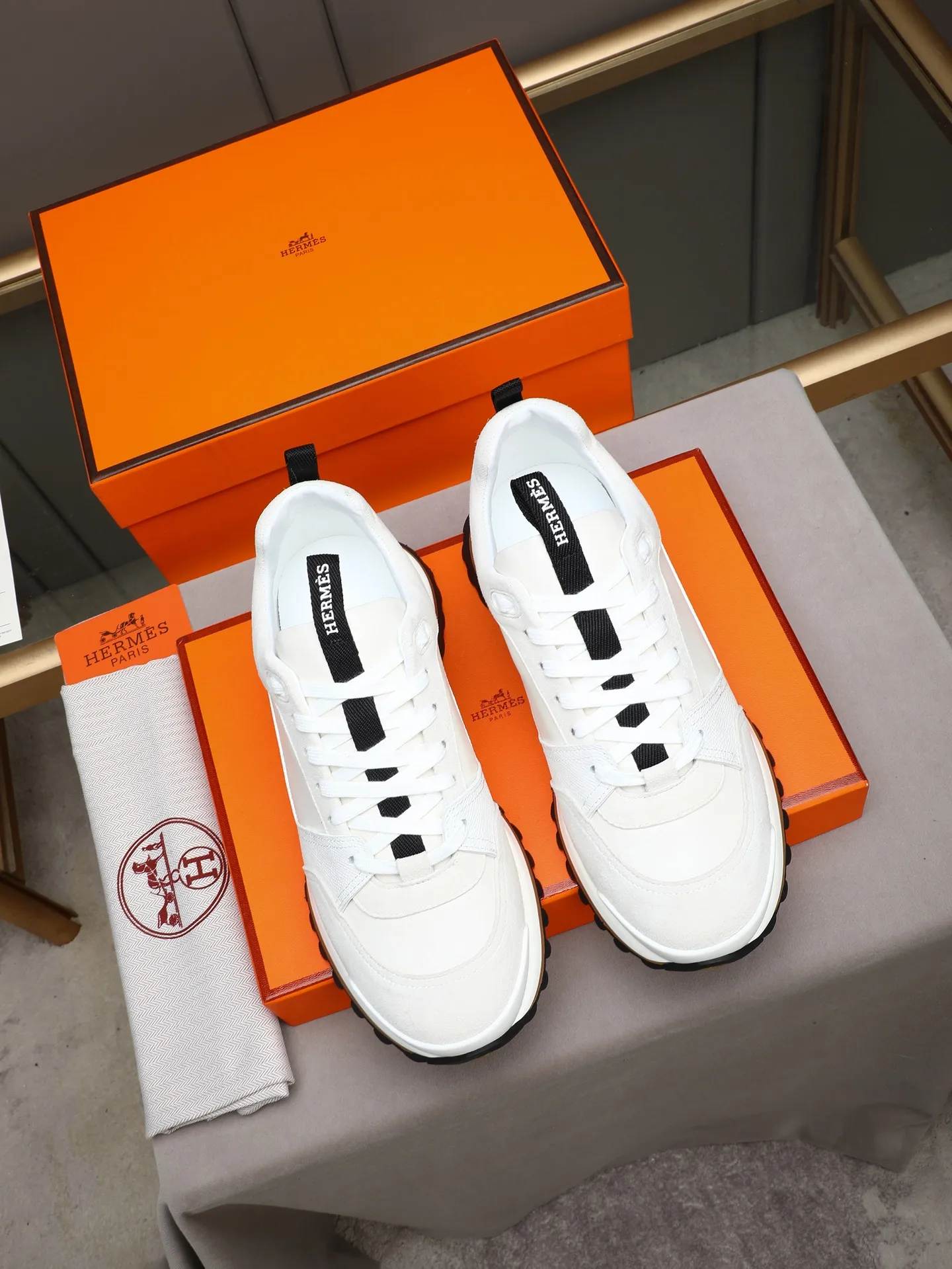 PP680【Hermes】fe new arrival~New Bouncing sneakers are the most comfortable shoes from Hermès. They are extremely light on the feet and look great. You won’t feel tired even when you go shopping and running around. 👍Very light and comfortable. Extremely light. Perfect for both sports and leisure. They feel great when you step on them! It’s up to you to choose, there’s always what you want~ ✔️Fabric: Imported first-layer cowhide ✔️Inner lining: Imported water-dyed cowhide ✔️Outsole: Seamless combination of IP+TPU (multi-color letters) German technology irradiation machine ✔️Code number: Male 38-44 (45 customized)